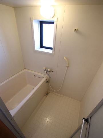 バス・シャワールーム　窓があって明るいですよ♪