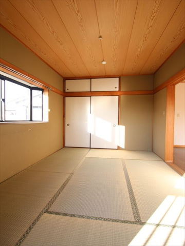 居室・リビング　6帖和室　2面採光の明るいお部屋です♪