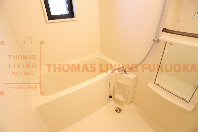 バス・シャワールーム　換気しやすい窓付きの浴室です。