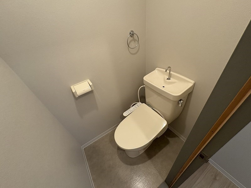 トイレ　温水洗浄便座も付いて清潔なトイレ