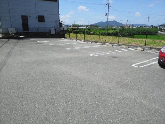 【紀の川市花野のアパートの駐車場】