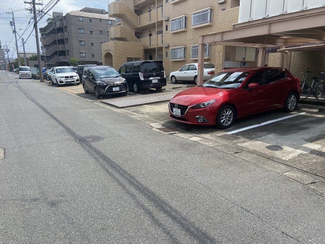 【海部郡蟹江町本町のマンションの駐車場】