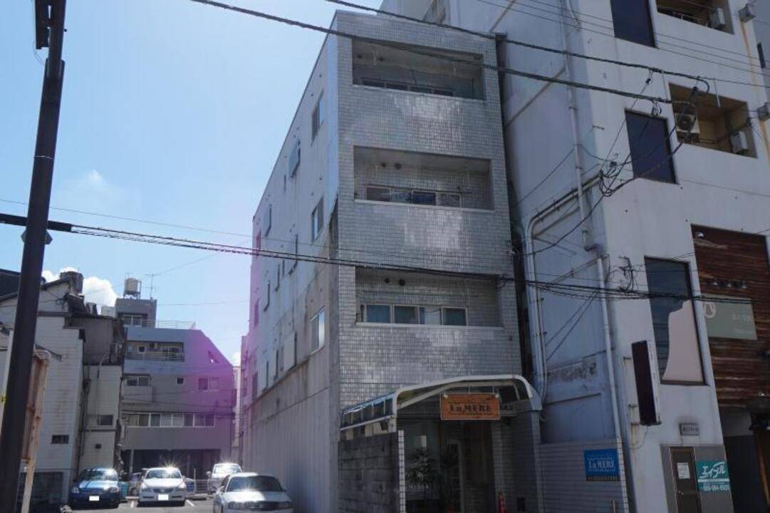 松山市河原町のマンションの建物外観