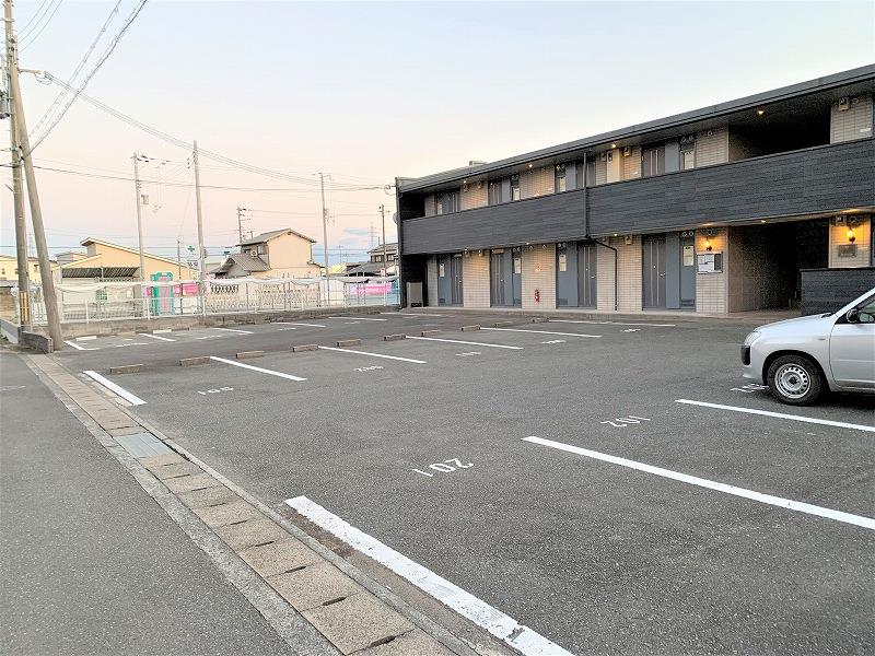 駐車場　駐車場、広いスペースです。