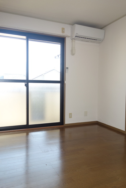 居室・リビング　日当たり良好！明るい居室６帖！