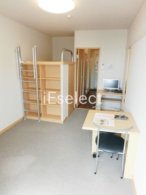 居室・リビング　1階はフローリング、2階以上はじゅうたん張り