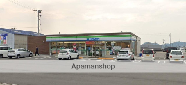 コンビニ　ファミリーマート（コンビニ）まで928m