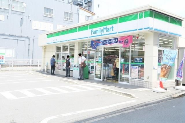 コンビニ　ファミリーマート（コンビニ）まで379m