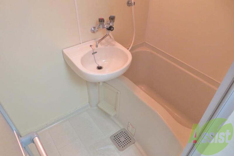 バス・シャワールーム　浴室は、こんな感じで洗面台が一緒になっております。