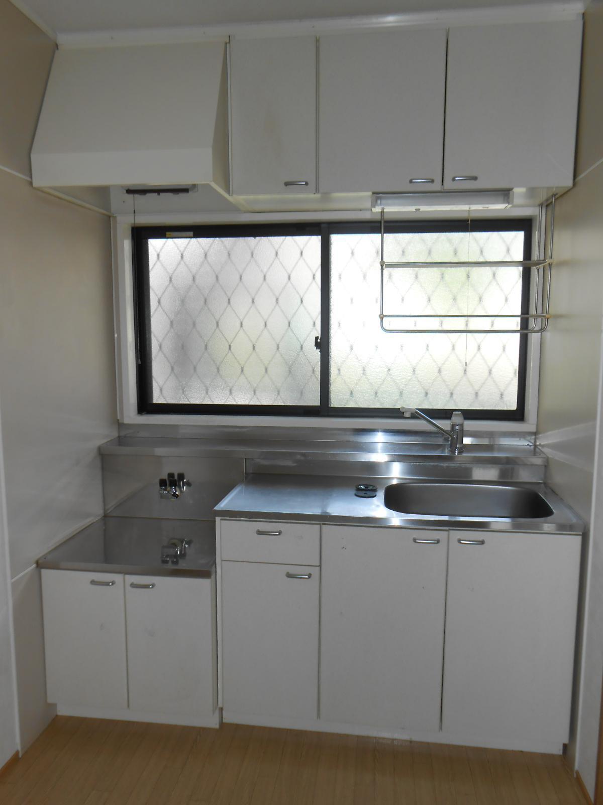 キッチン　上下にしっかり収納のあるキッチン♪窓があり換気もしっかりでき