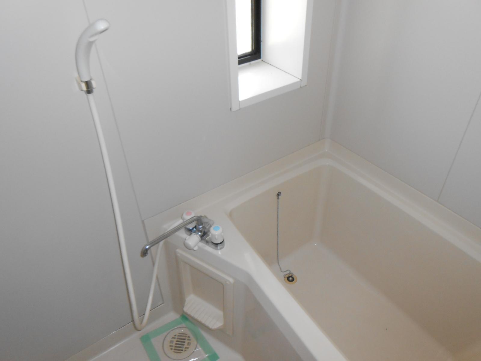 バス・シャワールーム　小窓付のバスルームはカビ防止にばっちり♪