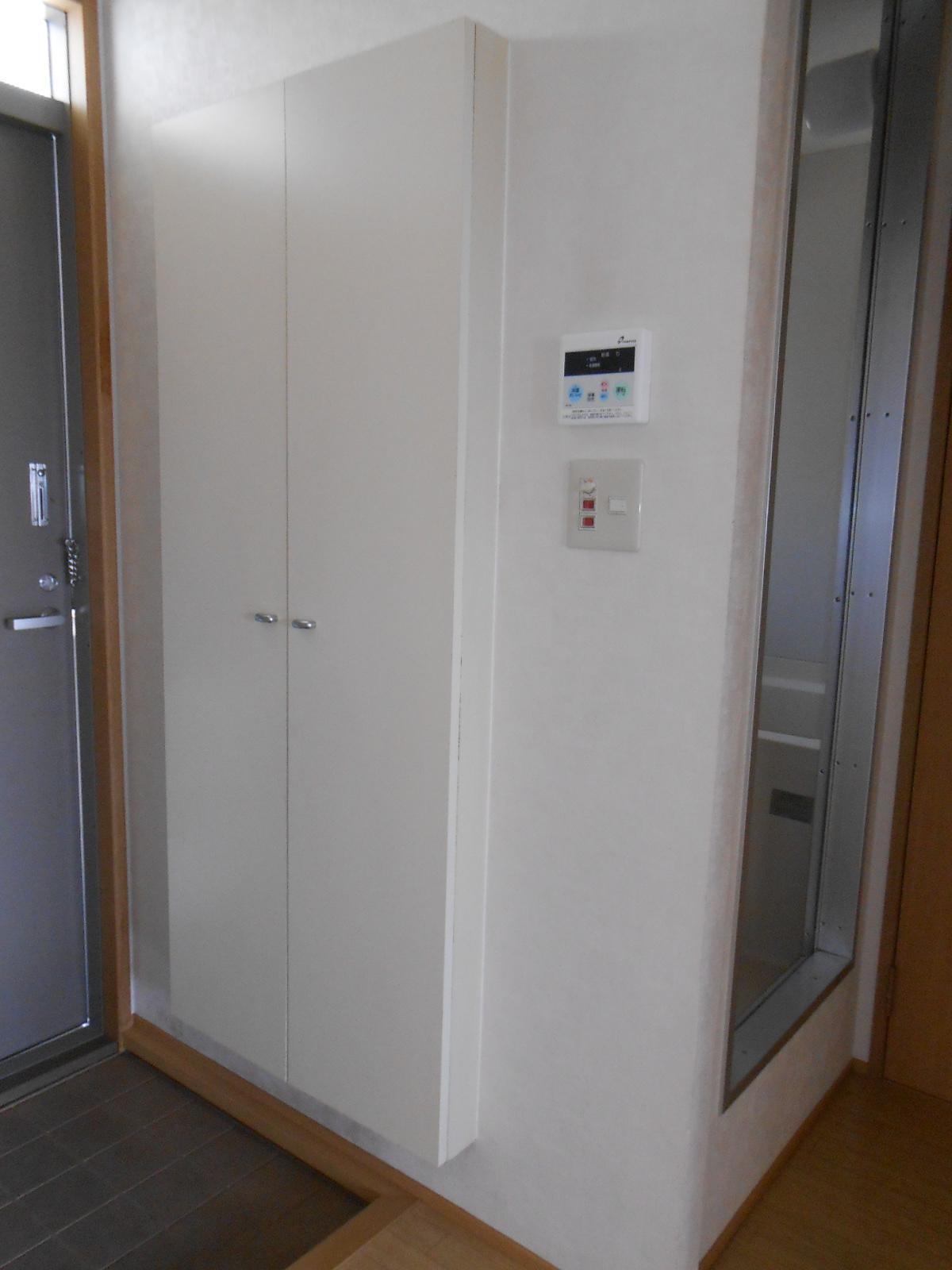 玄関　玄関には収納力のあるシューズボックス付き♪