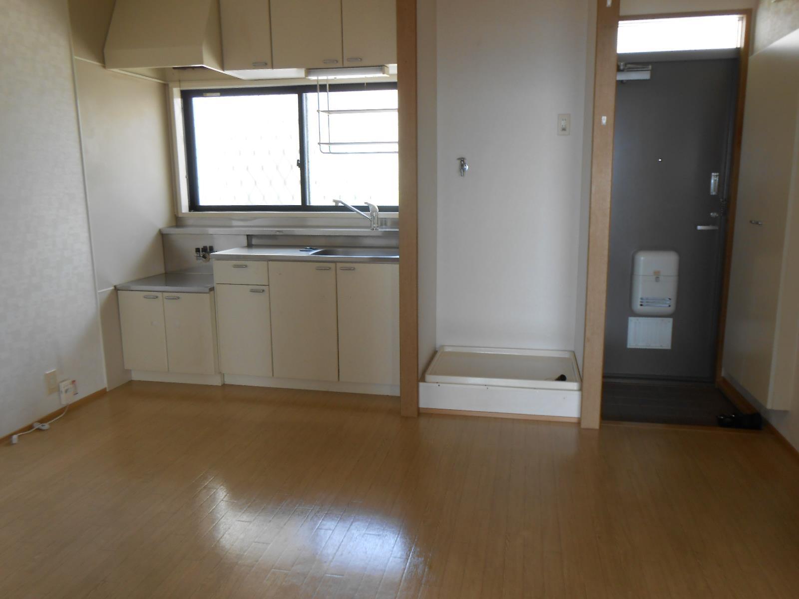 その他設備　キッチンの隣に防水パン付き洗濯機置き場あり♪