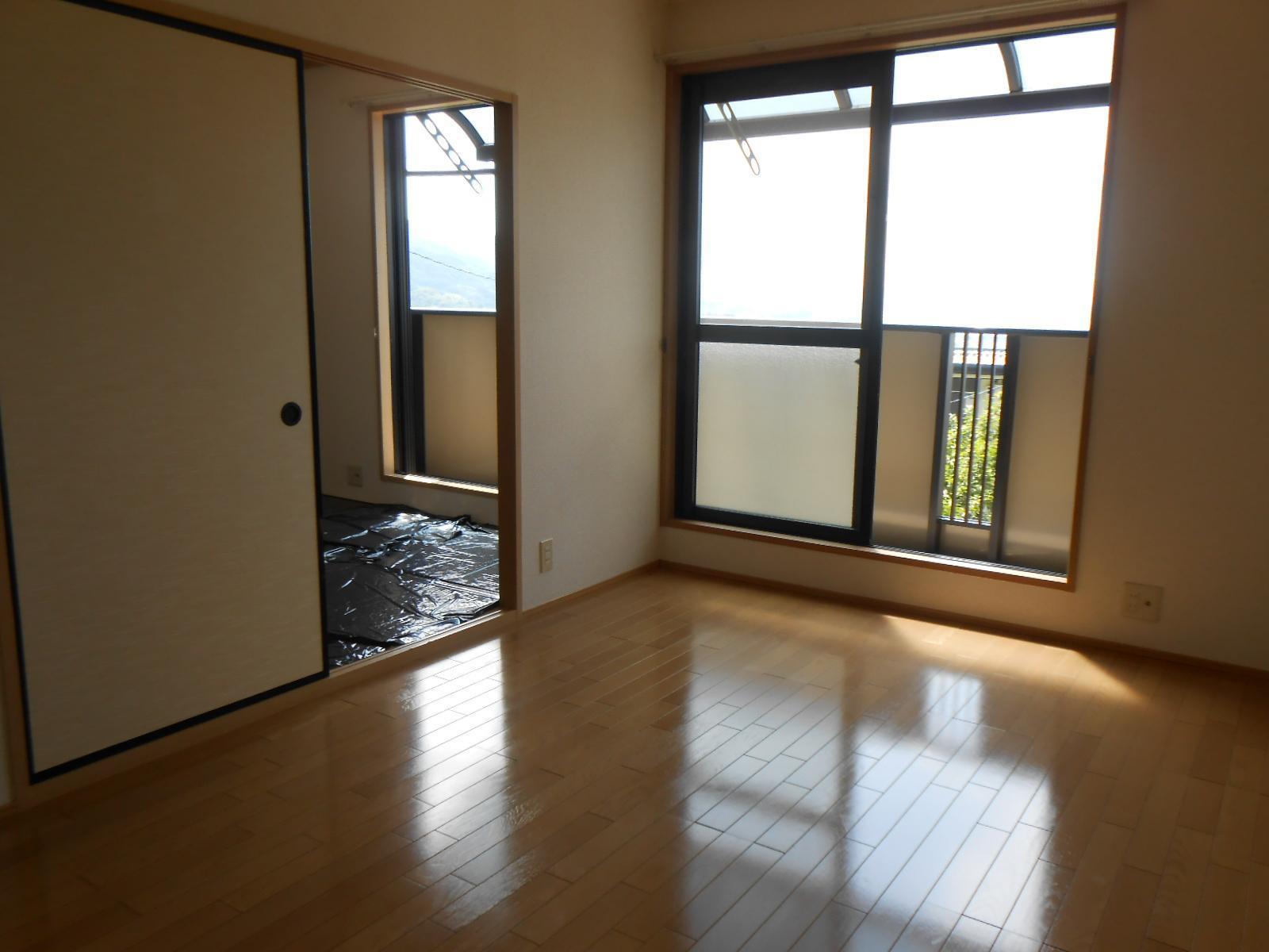 居室・リビング　バルコニーに面した明るく開放的な洋室6帖♪