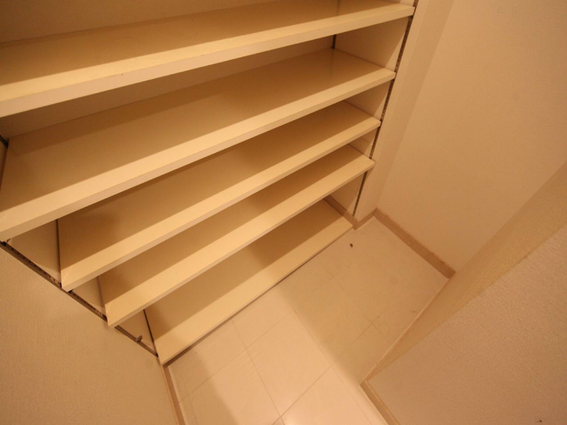 玄関　玄関　シューズクローク（収納充実してます）