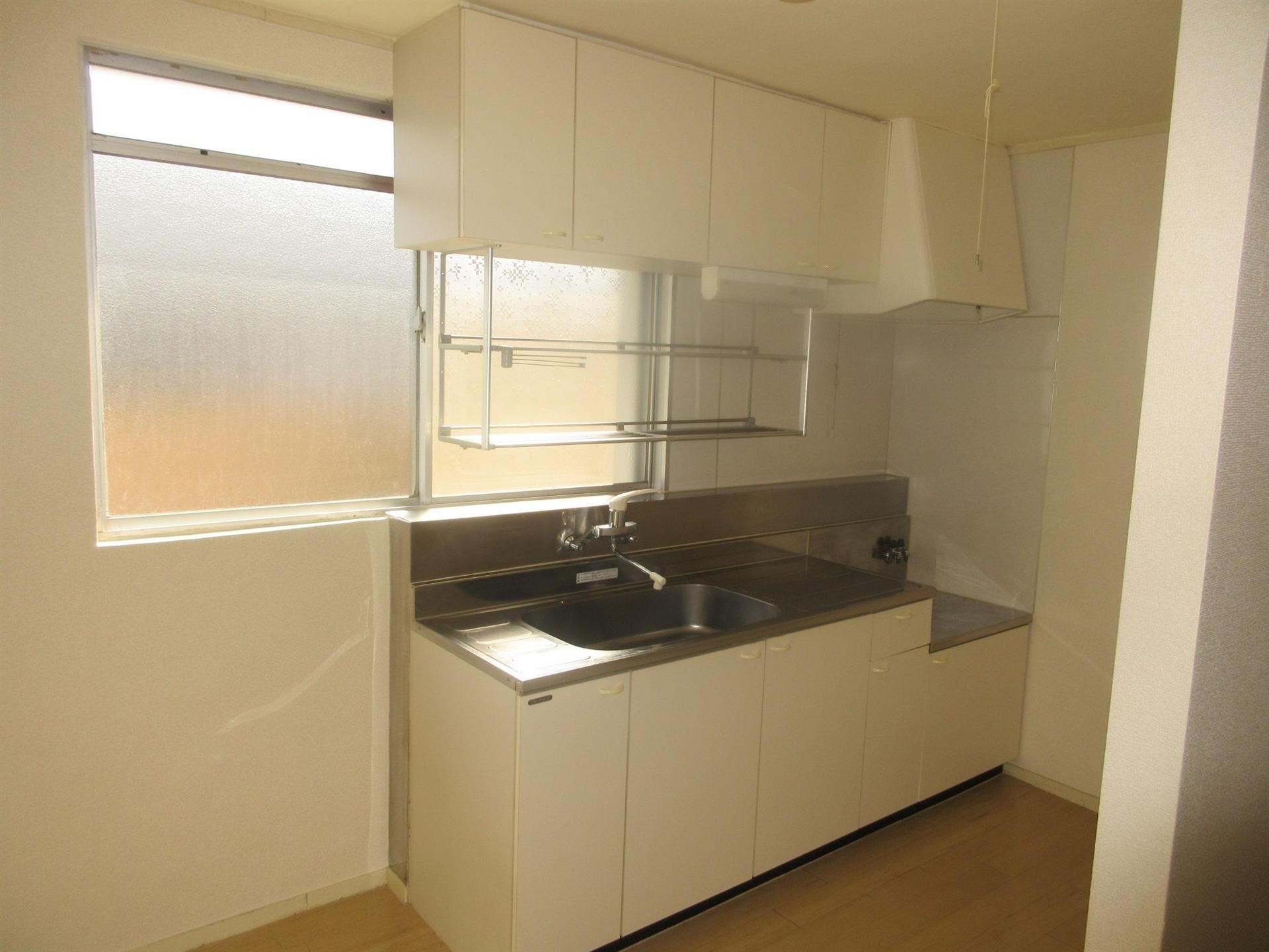 キッチン　南向きの窓付きで明るいキッチン☆