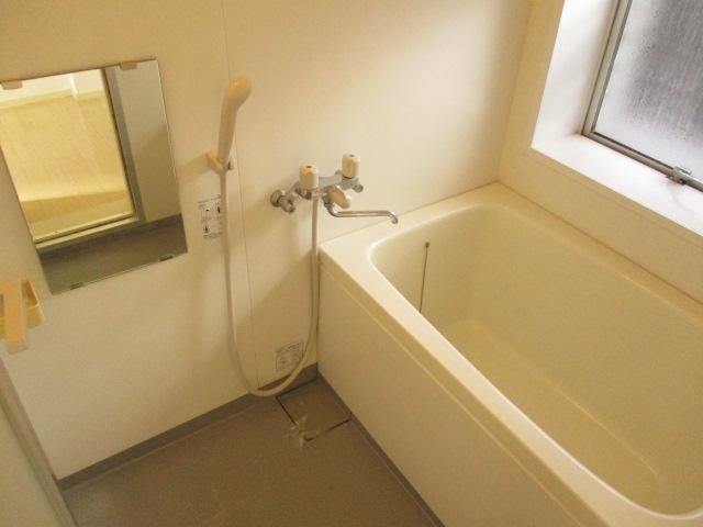 バス・シャワールーム　大きな窓があってお手入れしやすい浴室です☆