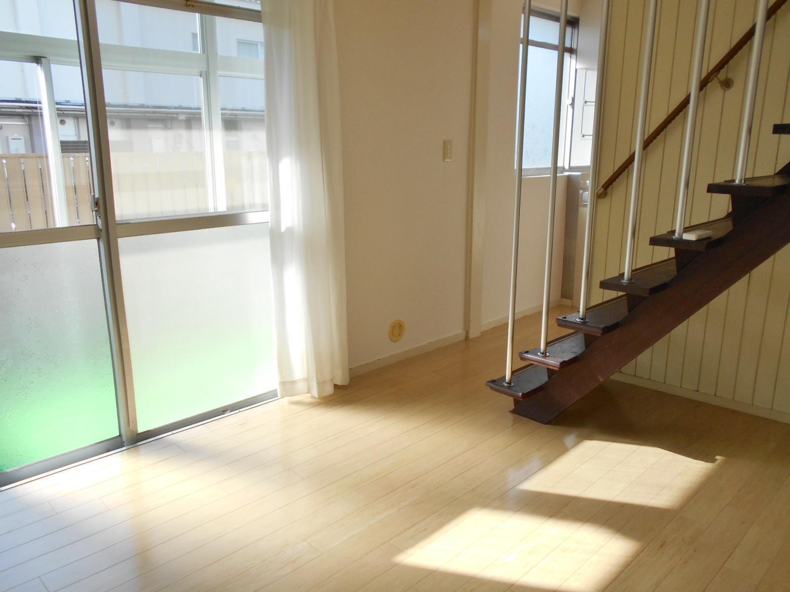 居室・リビング　南向きで明るい1階のリビングです