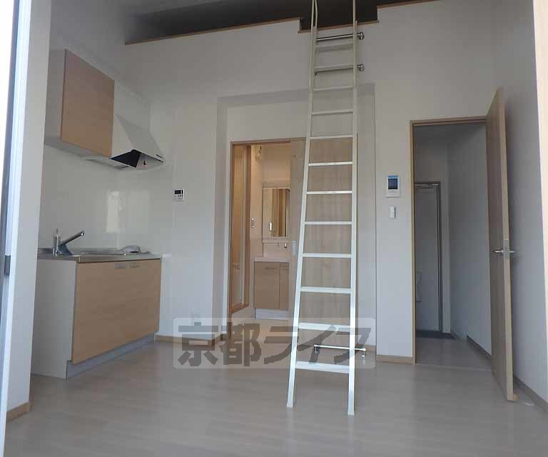 居室・リビング　天井の高い広々としたリビング。ロフト付き