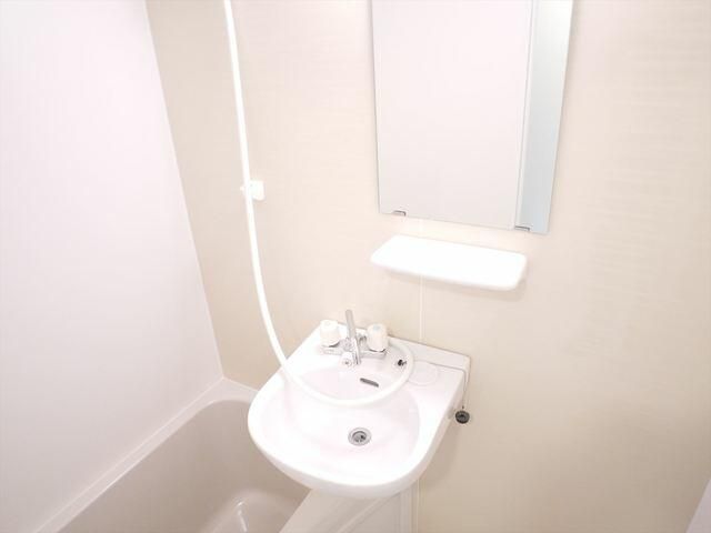 洗面設備　鏡付の洗面ボウルなので、洗顔するときに便利ですね☆
