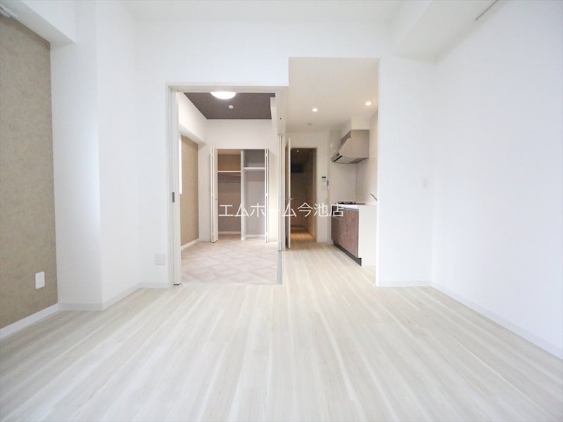 居室・リビング　LDK11.8帖　エアコン付　洋室4.3帖と繋げて使用もOK