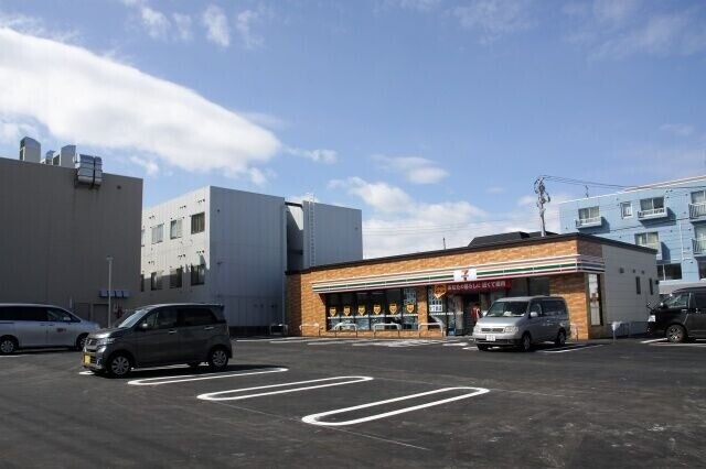コンビニ　セブンイレブン札幌栄通7丁目店（コンビニ）まで218m