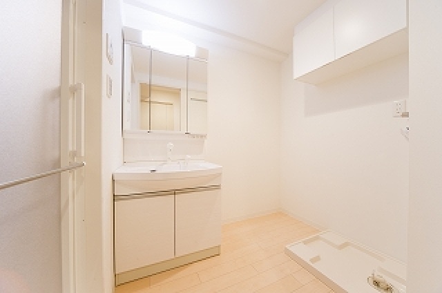 洗面設備　写真は別のお部屋です。現況を優先。
