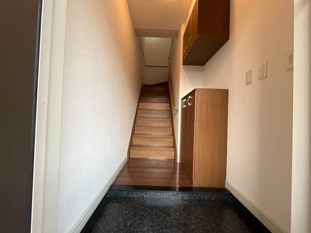 玄関　※同タイプの部屋写真です