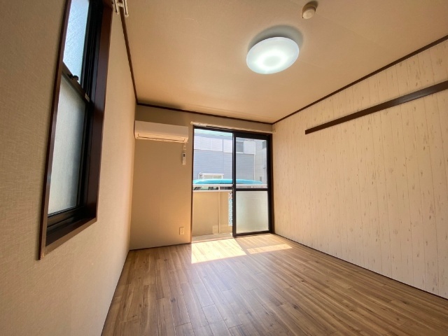 居室・リビング　同物件別室写真