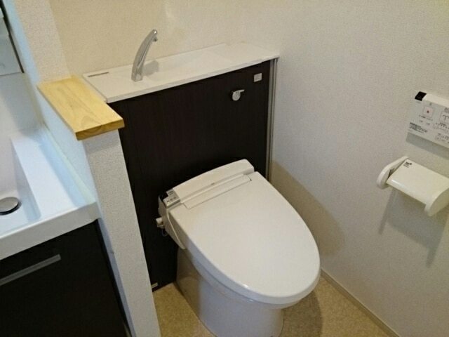 トイレ　温水洗浄便座付☆