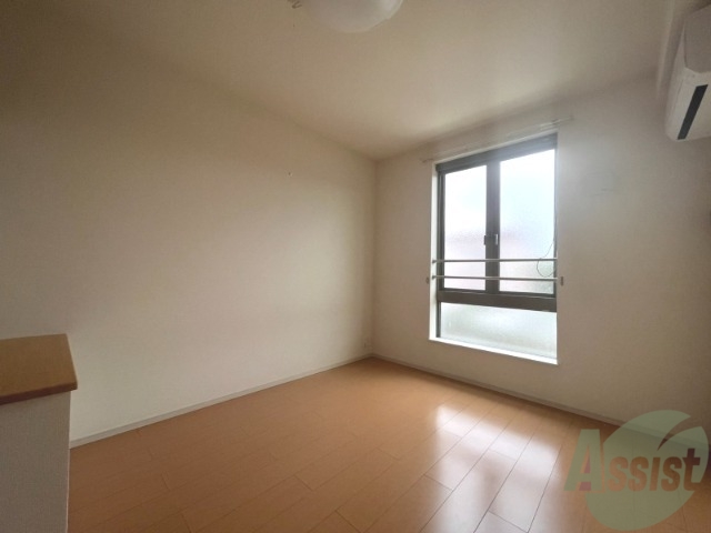 その他部屋・スペース　５．４帖の洋室です。広々として、きれいですね。