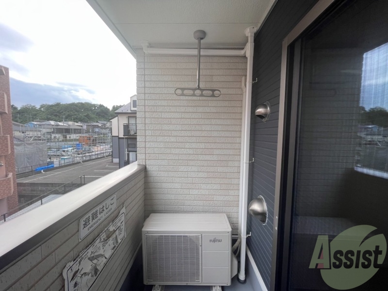 バルコニー　バルコニー。洗濯物がはかどりそうな広さがありますよ。