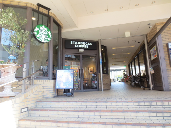 飲食店　スターバックス（飲食店）まで320m