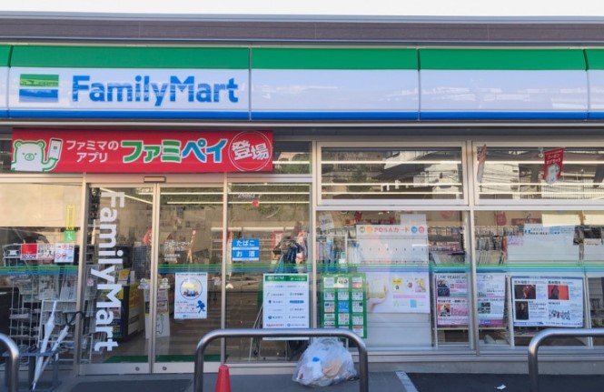 コンビニ　ファミリーマート 六ッ川西店（コンビニ）まで372m