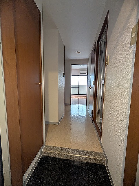 玄関　同物件、別号室のものです