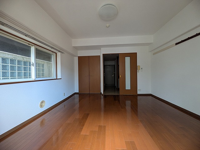 居室・リビング　同物件、別号室のものです