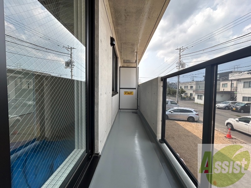 バルコニー　バルコニーです。洗濯物を干すもよし、一息つくもよしですね。