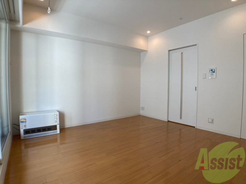 その他部屋・スペース　別の角度から洋室を撮影しました。日射しがあり明るい印象。