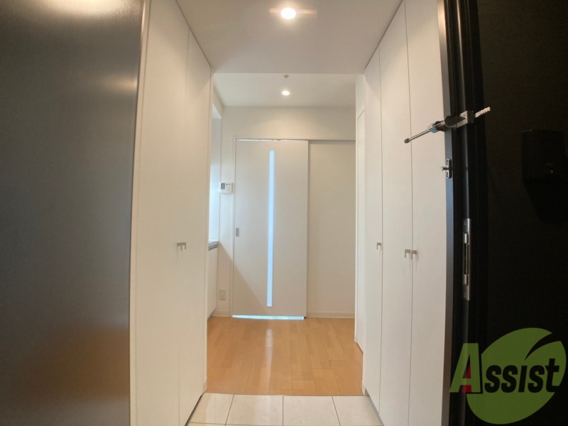 玄関　玄関の様子です。広い洋室にすぐ繋がっています。