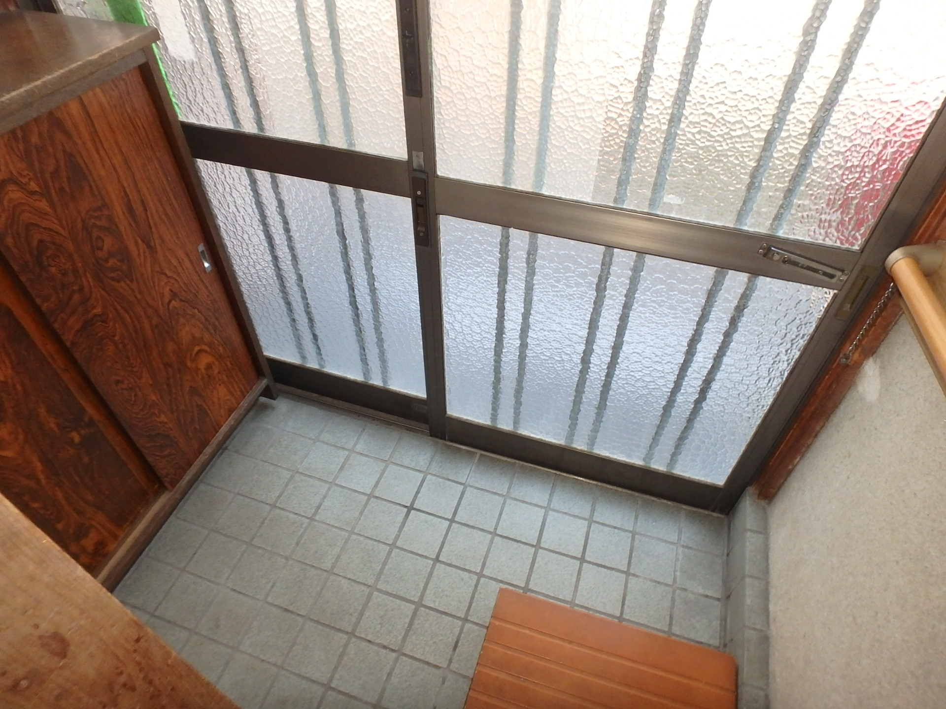 玄関　【室内外禁煙】玄関の段差を軽減する踏み台がございます