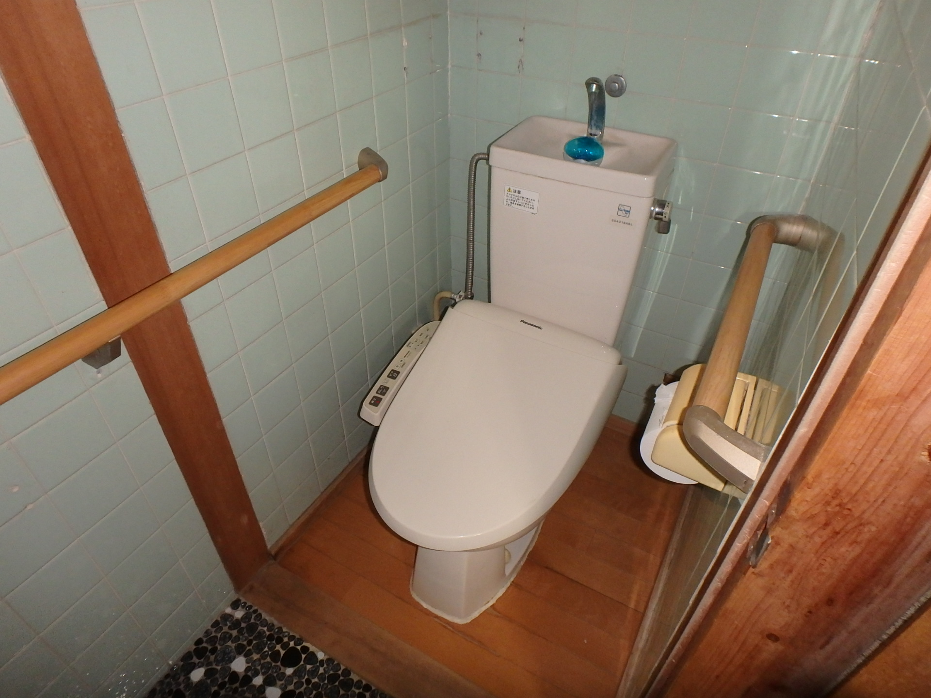 トイレ　【室内外禁煙】手すり付きのトイレです