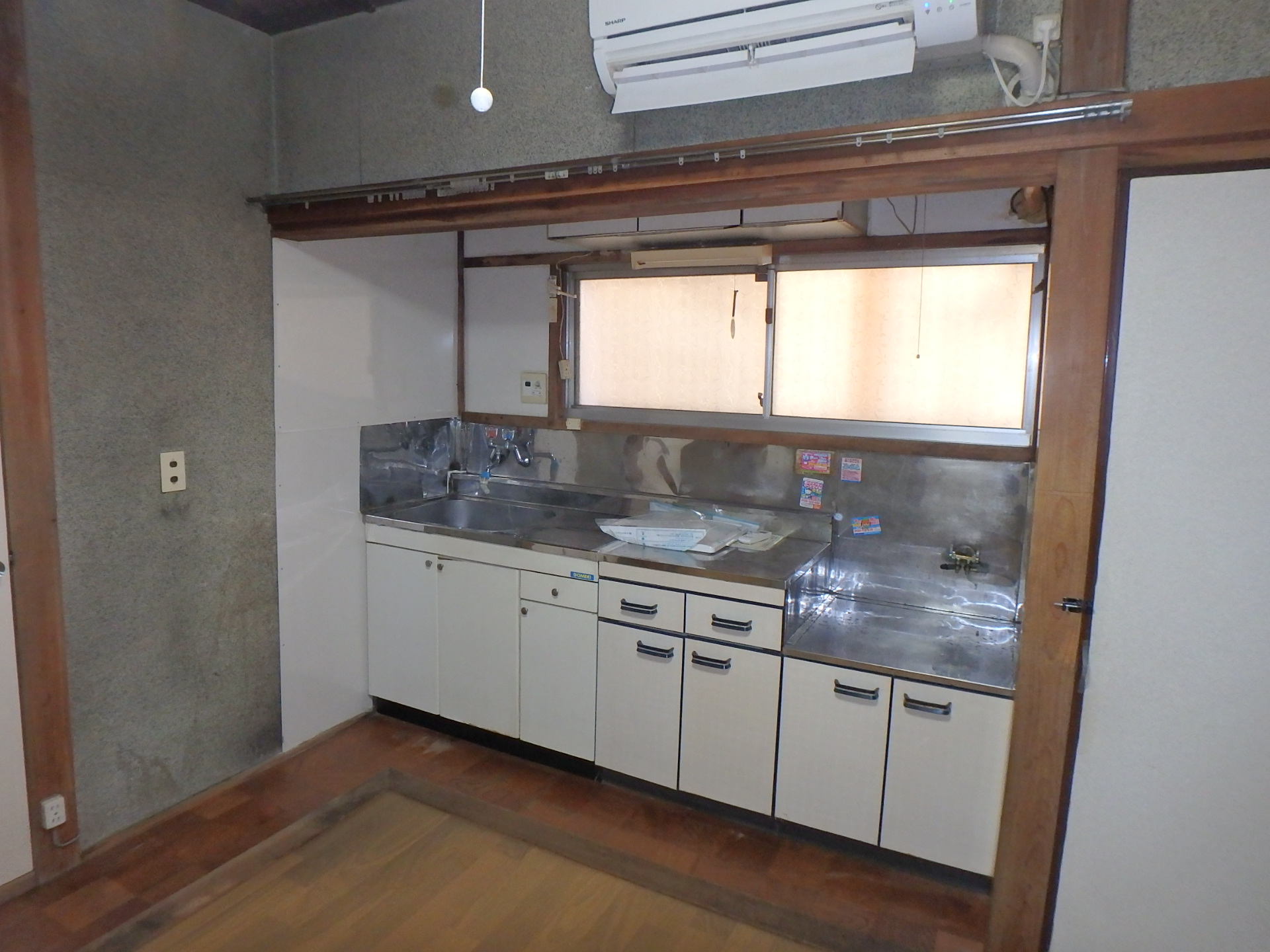 キッチン　【室内外禁煙】2口ガスコンロが設置できるサイズです