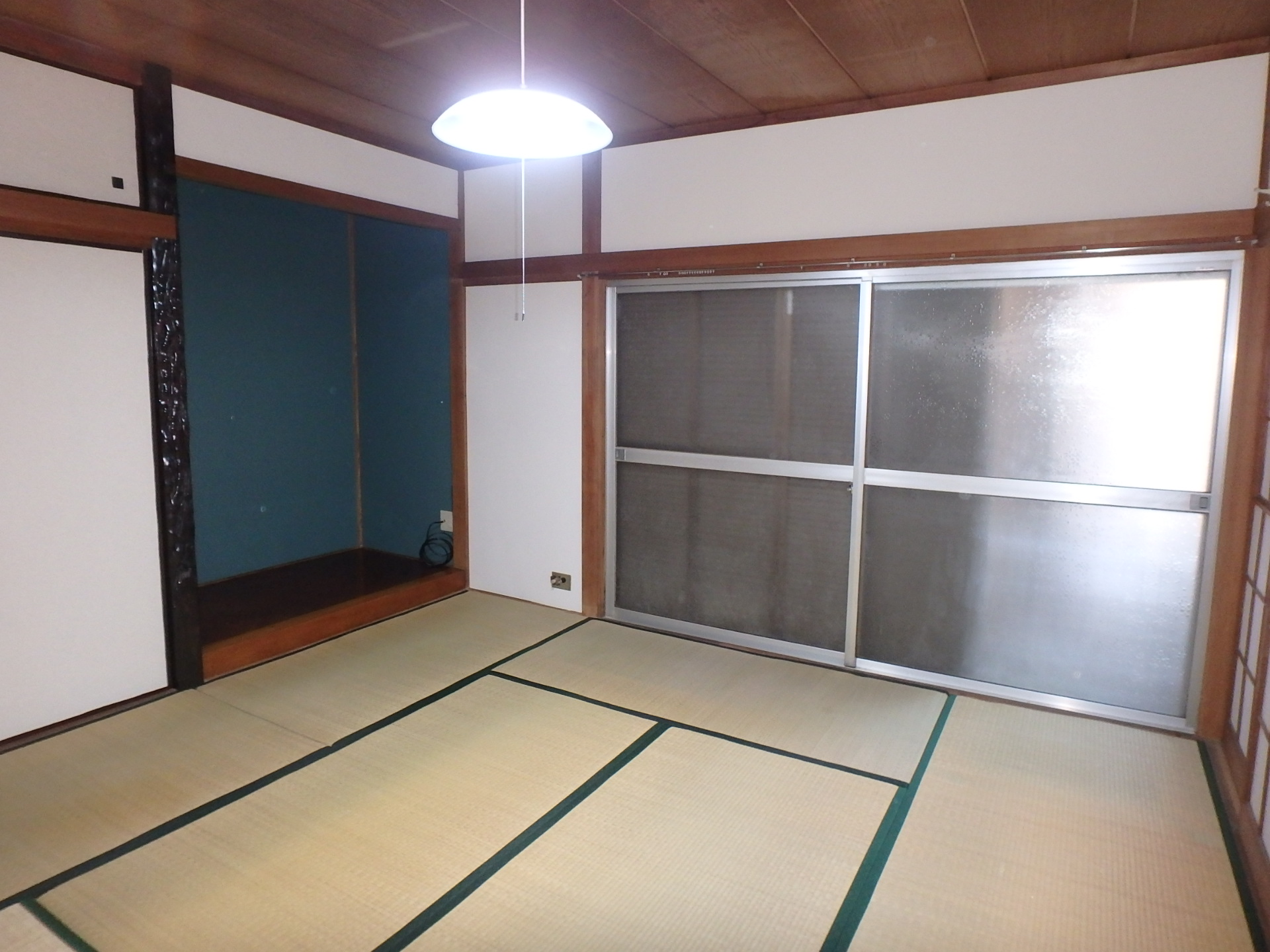 居室・リビング　【室内外禁煙】右側に見えるのは板の間です