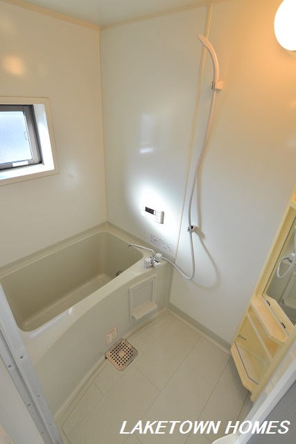 バス・シャワールーム　小窓のある追い焚き機能付の浴室です。