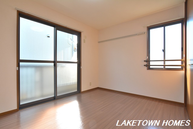 その他　南側６帖の洋室です。