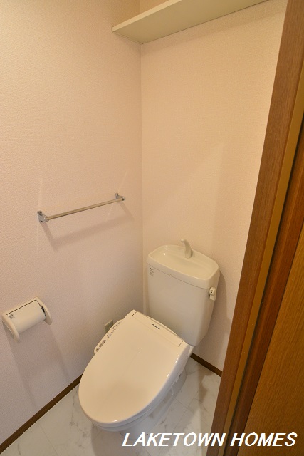 トイレ　上部に収納のある温水洗浄便座付のトイレです。