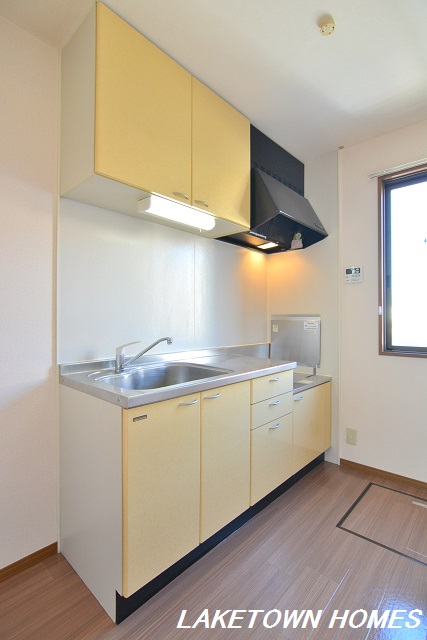 キッチン　上部にも収納のあるガスコンロ設置可能なキッチンです。