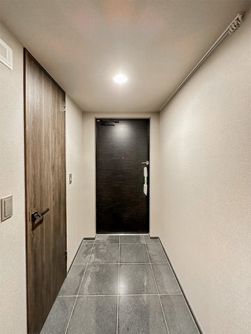 玄関　※別部屋の参考写真です。