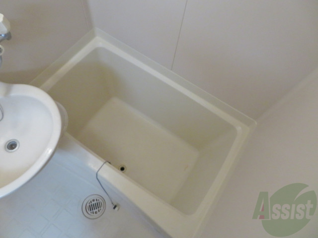 バス・シャワールーム　バスルームは狭すぎず、シャワーも浴びやすそうです。