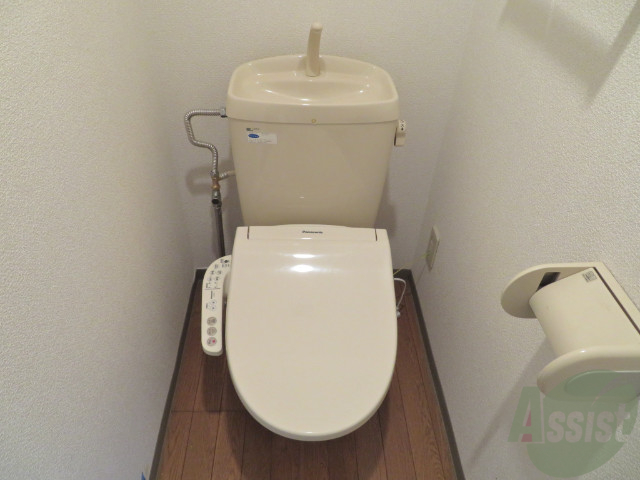 トイレ　ウォシュレット機能がついたトイレです。安心して使用できますね